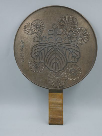 null JAPAN. Bronze mirror with water lilies decoration. Handle covered with woven...