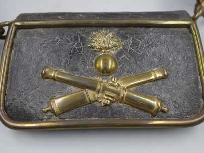 null Lot : 

- Un Hausse-Col d'officier 

- Une plaque de Shako d'Officier en cuivre...