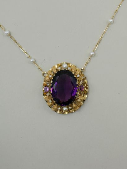 null 18k yellow gold pendant with a large oval amethyst of 30cts in a chiseled leaf...