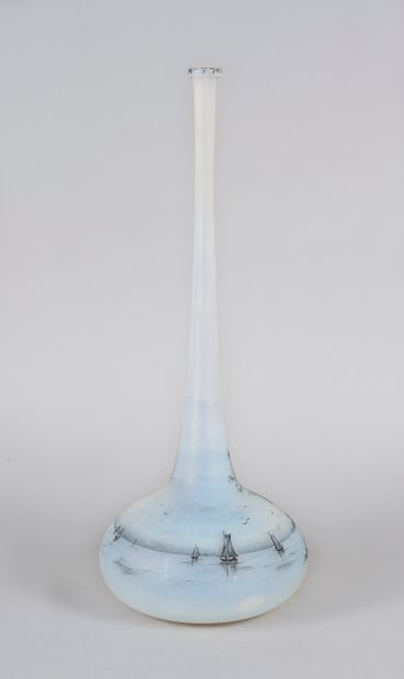 null DAUM Nancy. Vase soliflore à panse applatie en verre opacifié blanc laiteux...