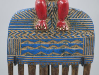 null WEST AFRICA. Baoule ?. Wooden comb with eight teeth topped by a tray decorated...