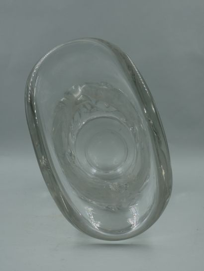 null DAUM France. Vase de forme évasé en cristal translucide à décor géométrique....