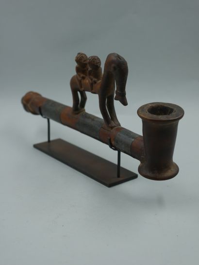 null ANGOLA. Ovimbundu ? Pipe en bois gainée de métal surmontée d'une sculpture représentant...