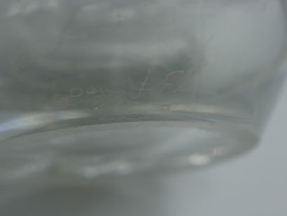 null DAUM France. Vase de forme évasé en cristal translucide à décor géométrique....
