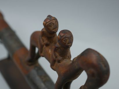 null ANGOLA. Ovimbundu ? Pipe en bois gainée de métal surmontée d'une sculpture représentant...