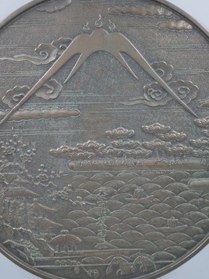 null JAPAN. Bronze mirror with storks on a mountain background. Height: 34cm, width:...