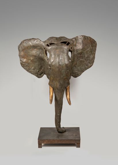 null 
Paul CHESNEAU (1967), attribué à. Importante tête d'éléphant en bronze à double...