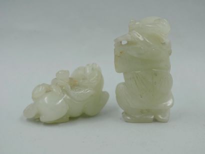 null Deux netsuké en jade sculpté représentant un cheval allongé et un personnage...
