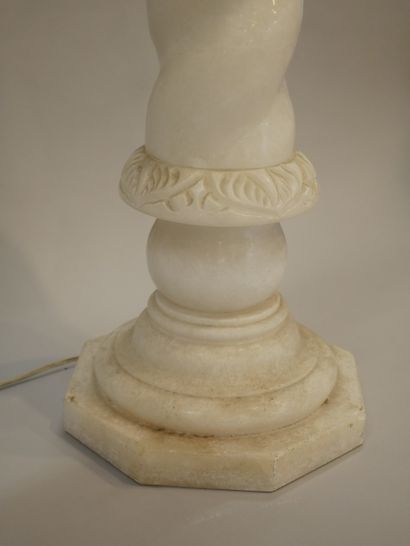null Salomonic column in alabaster with leafy rings, octagonal base with doucines....