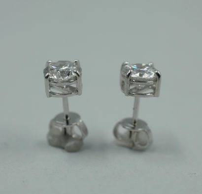 null A pair of beautiful 18k white gold earrings each set with a 0.90ct brilliant...
