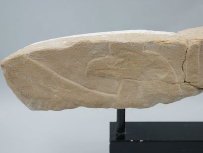 null Relief.Orné d’une tête de vautour et d’hiéroglyphes.Grès. Basse Époque.665-332...