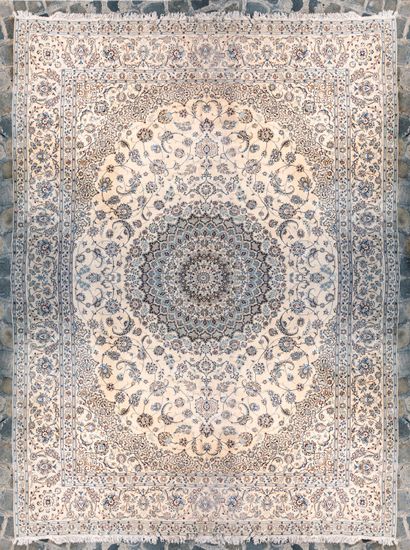  Exceptionnel et très important Nain (Iran) en laine et soie vers 1975. 560 x 392cm
Velours...