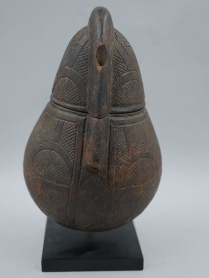 null REPUBLIQUE DEM. OF CONGO. Large powder flask "Tutukipfula" in pyrographed wood...