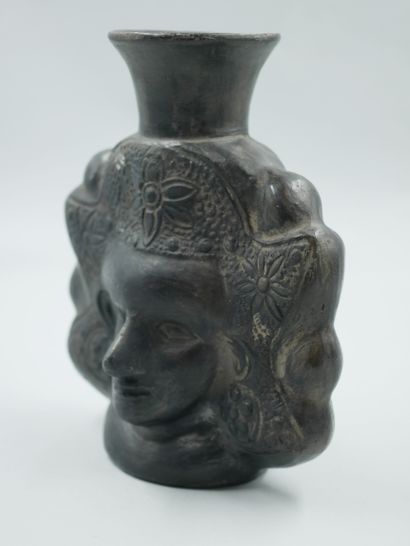 null Vase à décor en relief à rare représentation d’une tête roi probablement l’...