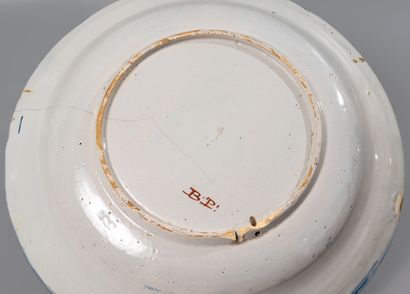 null DELFT. circular dish in earthenware with decoration said "with the feather of...