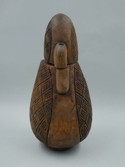 null DEMOCRATIC REPUBLIC OF THE CONGO. Large flask-shaped powder flask in wood with...