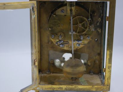 null Horloge portative à réveil en bronze doré à décors de carquois enflammés, guirlandes...