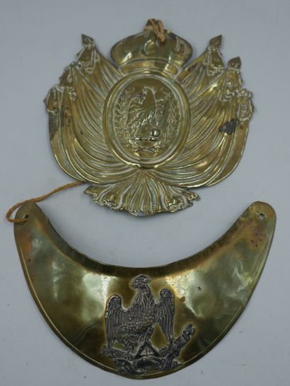 null Lot : 

- Un Hausse-Col d'officier 

- Une plaque de Shako d'Officier en cuivre...