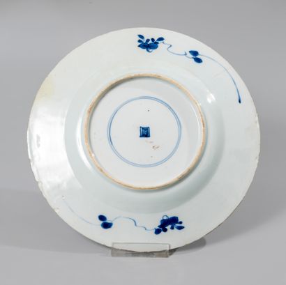 null CHINE. Petit plat circulaire en porcelaine décoré en bleu sous couverte de fleurs...