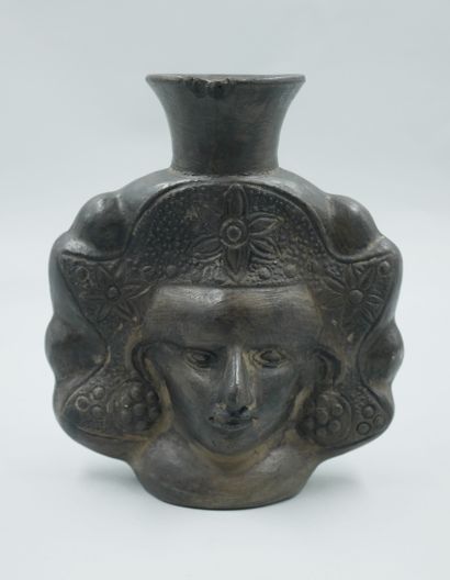 null Vase à décor en relief à rare représentation d’une tête roi probablement l’...