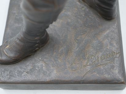 null Edouard DROUOT (1859-1945). Soldat au fusil. Bronze à patine brune signé sur...
