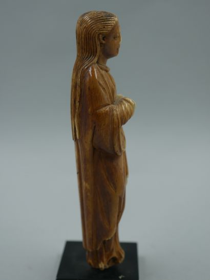 null Indo-Portuguese work. 17th century. Virgin in ivory. Height: 12,5cm. On a base....