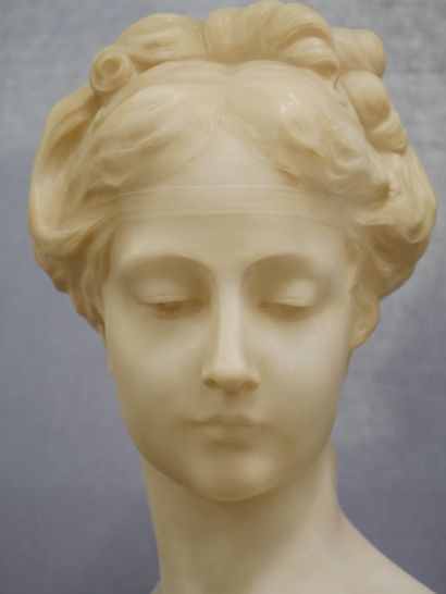 null French school around 1920. A woman's bust in the style of Gugliemo PUGI (1850-1915)....