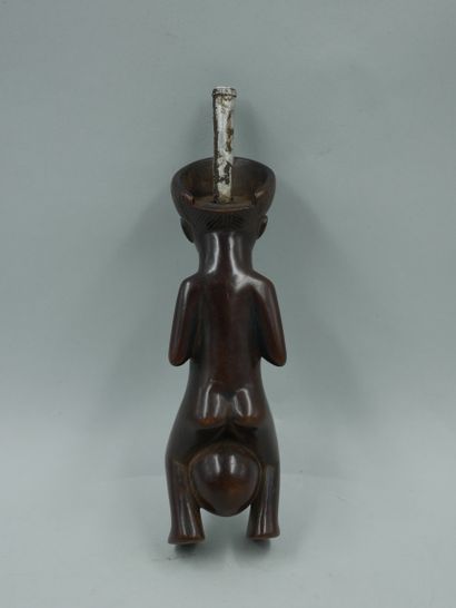 null ANGOLA. Chokwe. Patinated wood chief's pipe surmounted by a female figure with...
