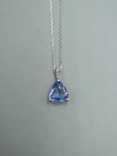 null Pendant in 18K white gold with a 2cts pear cut sapphire and a diamond-paved...