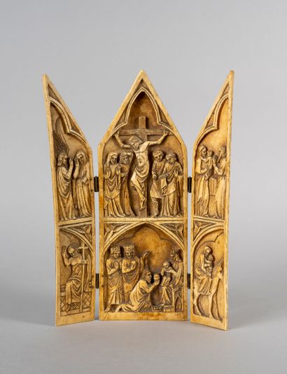 null Tryptic of prayer in carved bone in Gothic style. In the centre, the adoration...