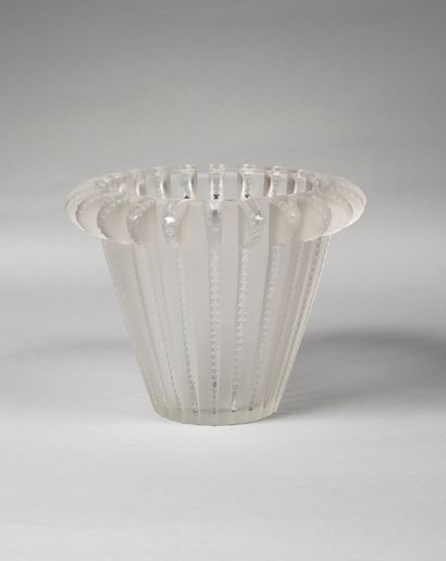 null LALIQUE France. Vase « Royat » de forme conique à cotes, modèle créé en 1936....