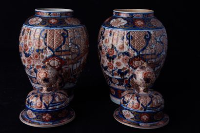 null IMARI, early 20th century. Pair of polychrome and gilt enamelled porcelain vases....