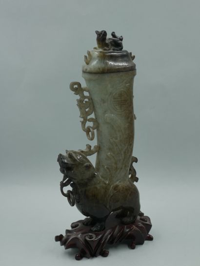 null CHINE, circa 1900. Vase en forme de chimère ailée aux anses asymétriques zoomorphes....