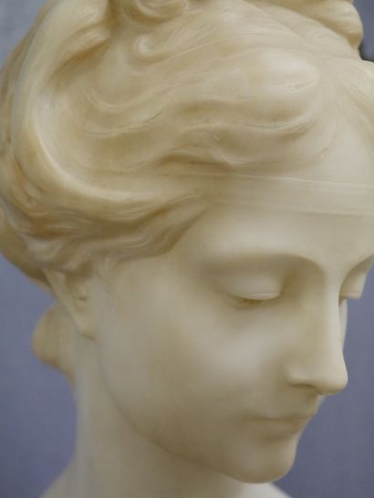null French school around 1920. A woman's bust in the style of Gugliemo PUGI (1850-1915)....