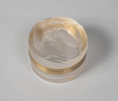 null LALIQUE France. Circular box in pressed-moulded glass, the lid decorated in...