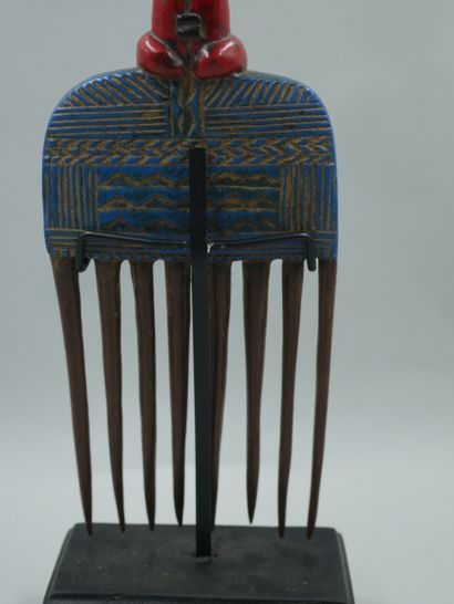 null WEST AFRICA. Baoule ?. Wooden comb with eight teeth topped by a tray decorated...