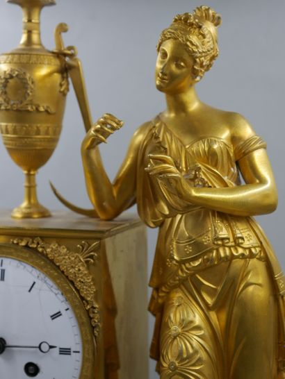 null Pendule à l'effigie de la Marine en bronze ciselé doré représentant une femme...