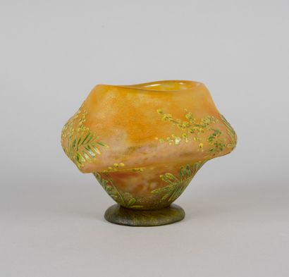 null DAUM Nancy. Rare petit vase en forme navette entrouverte en verre opacifié orange...