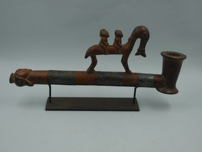 null ANGOLA. Ovimbundu ? Wooden pipe sheathed in metal surmounted by a sculpture...