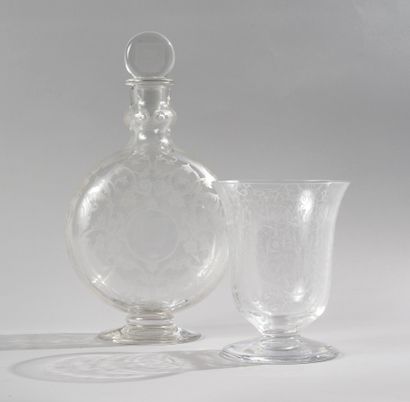null BACCARAT, Modèle Michel Ange. Carafe de forme gourde en cristal ciselé et vase...
