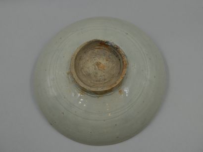 null CHINA, late Ming period, 17th century. A celadon glazed stoneware bowl with...