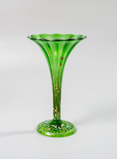 null Emile GALLÉ(1846-1904). Vase cornet à côtes de melon en verre vert à décor de...