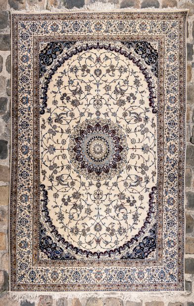 null Grand et fin Nain laine et soie (Iran) vers 1975. 

313 x 207 cm 

Velours en...