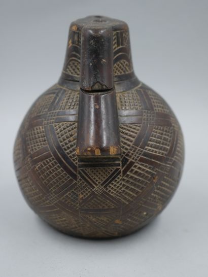 null DEMOCRATIC REPUBLIC OF CONGO. Wooden powder flask of classical shape and decorated...