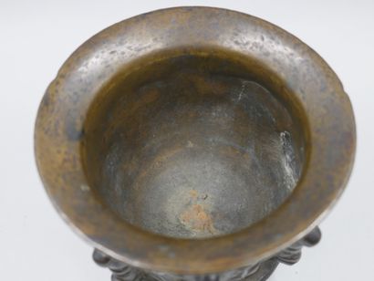 null Bronze mortar with brown patina and stars decoration. 19th century. Height:...