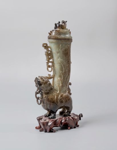 null CHINE, circa 1900. Vase en forme de chimère ailée aux anses asymétriques zoomorphes....