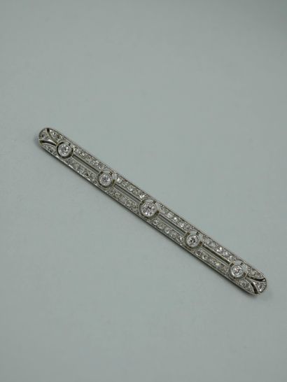 null Broche barrette Art Déco en or gris 18K ajouré, sertie de cinq diamants taille...