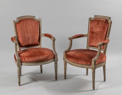 null Pair of cabriolet armchairs in moulded and carved lacquered wood. The trapezoidal...