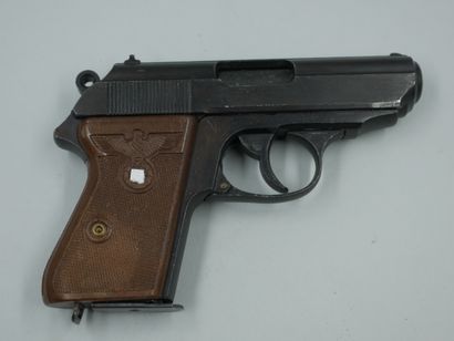 null Deux étuis : 

-un pour pistolet allemand Luger P08`marqué de Schwarzenberger...