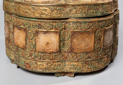 null 
CHINA. Large offering box of poly-lobed form in gilt bronze and chased, inlaid...